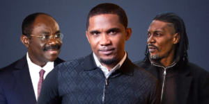 Samuel Eto'o avec deux membres de l'équipe du Cameroun.