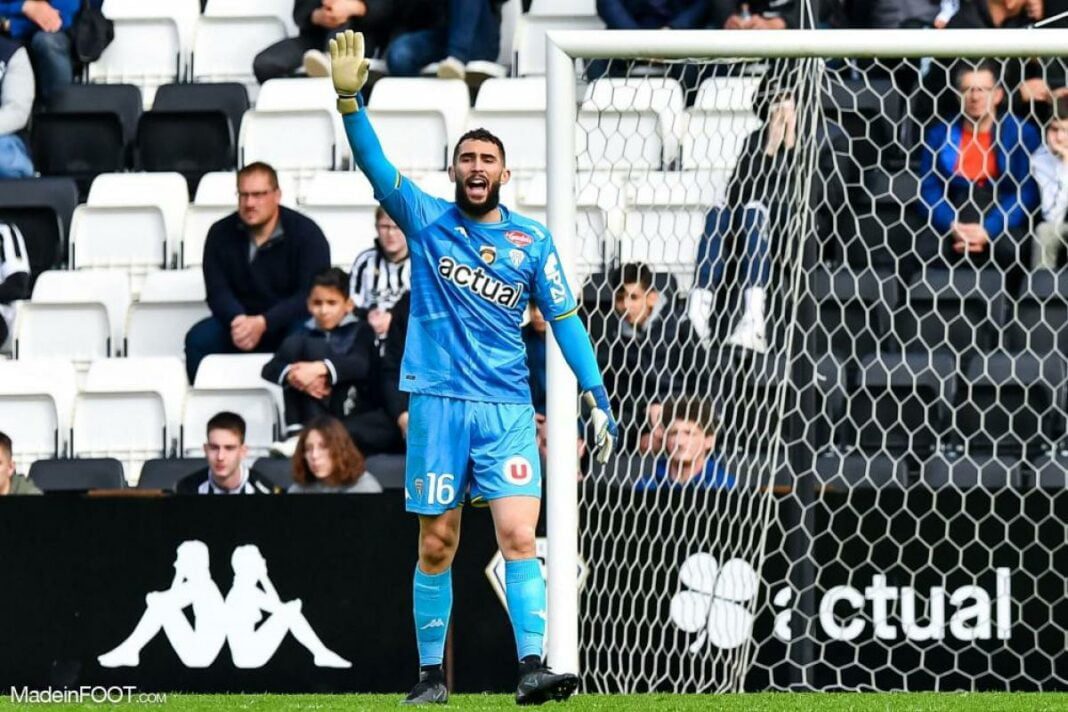 Anthony Mandrea, gardien de but, saluant le public lors d'un match de football.