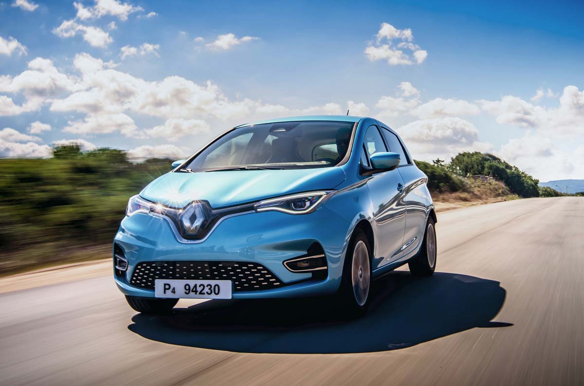 Voiture électrique Renault en déplacement sur route en Algérie.