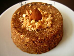 Le Sellou , un plat au cœur d'une guerre culinaire entre l'Algérie et le Maroc Sellou maison avec amandes et dattes, spécialité maghrébine.