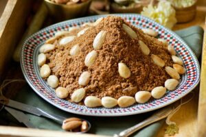 Le Sellou , un plat au cœur d'une guerre culinaire entre l'Algérie et le Maroc Sellou marocain et algérien avec amandes, présenté dans un plat décoratif.