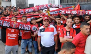 Supporters de l'USMA manifestant leur colère après une défaite.