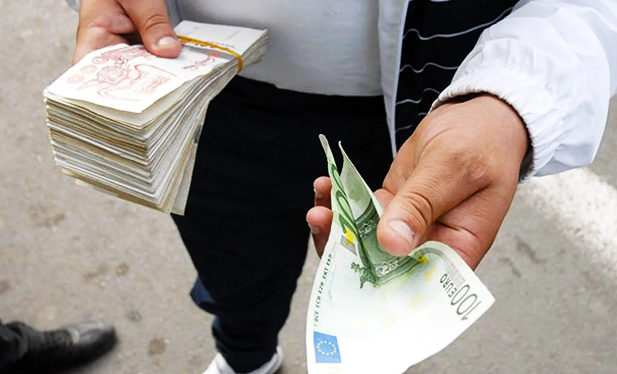 Taux de change : la valeur de 100 euros en dinar algérien sur le marché noir ce 22 mai 2024