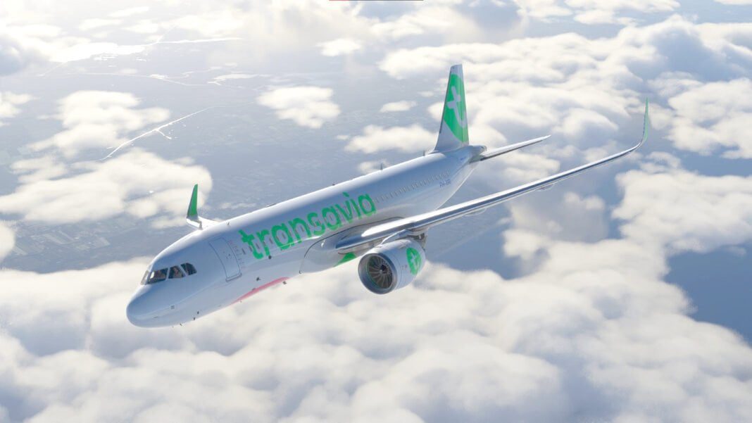 Avion Transavia en vol au-dessus des nuages Avion Transavia en vol, ciel nuageux, expansion des bases à l'étranger.