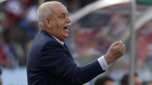 Affaire Djamel Belmadi : Rabah Saadane répond à Walid Sadi sur l'avenir de l'équipe d'Algérie Rabah Saadane, entraîneur de football, encourage son équipe sur le terrain.