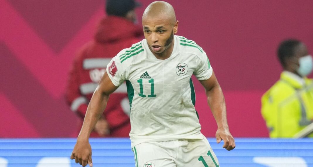 Brahimi portant le maillot de l'Algérie, prêt à jouer.