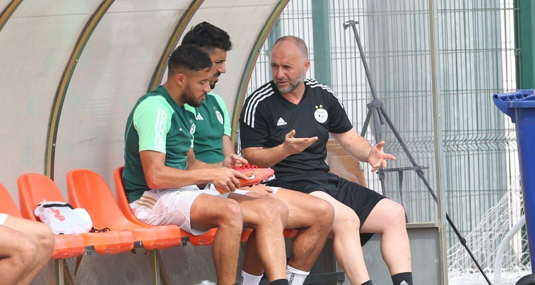 Entraîneur de football expliquant une stratégie à ses joueurs.