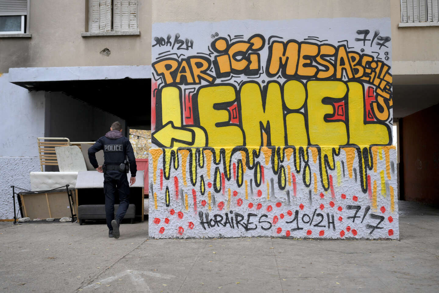 13 membres de la DZ Mafia arrêtés à Marseille : Un coup de filet dans le monde du trafic de drogue Graffiti coloré sur un mur avec un policier à proximité.