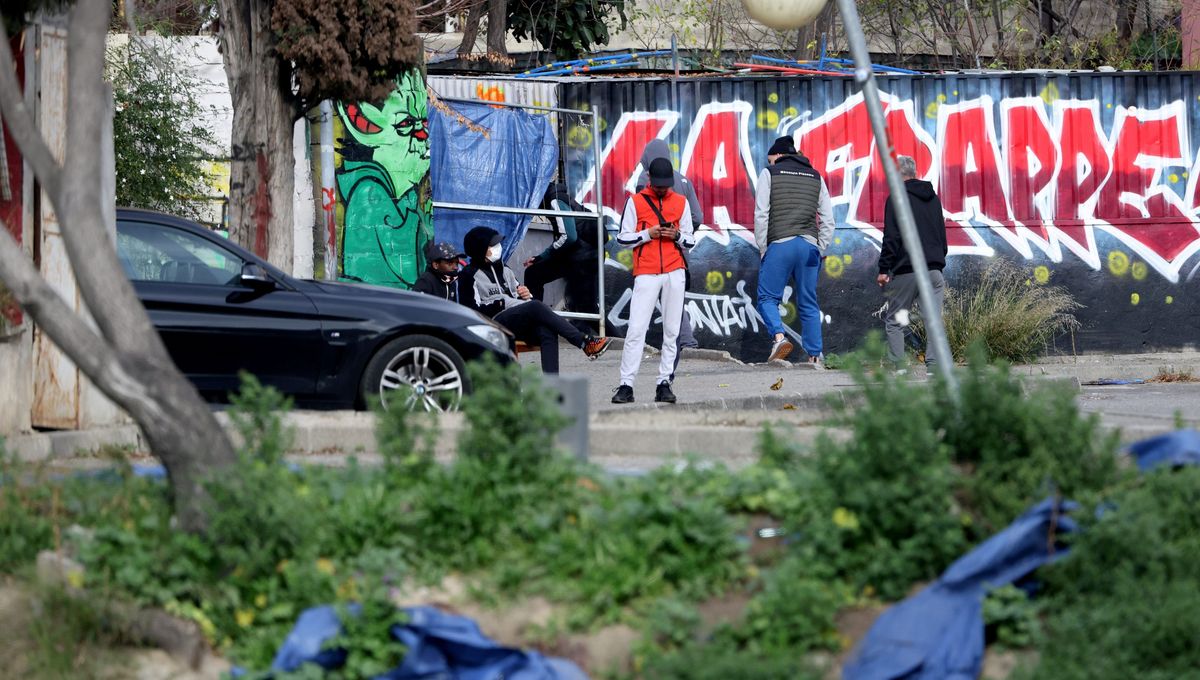 13 membres de la DZ Mafia arrêtés à Marseille : Un coup de filet dans le monde du trafic de drogue Groupe de personnes et policiers lors d'une opération à Marseille.