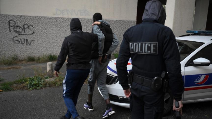 13 membres de la DZ Mafia arrêtés à Marseille : Un coup de filet dans le monde du trafic de drogue Policiers arrêtant un suspect lors d'une opération à Marseille.