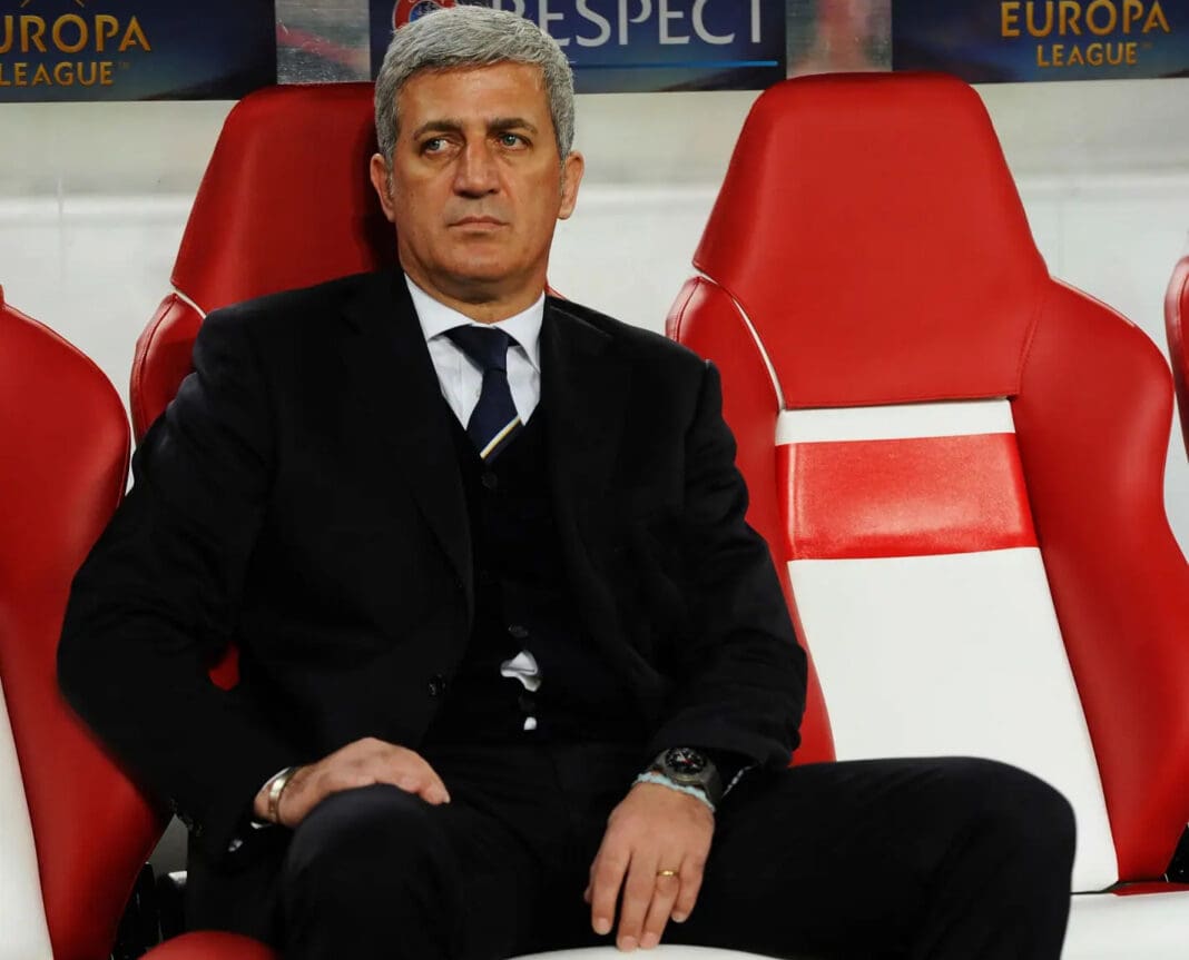 Vladimir Petković, nouveau sélectionneur de l'Algé Vladimir Petković assis sur le banc de l'équipe d'Algérie.