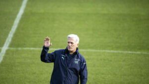 Vladimir Petkovic saluant lors d'un entraînement de l'équipe d'Algérie.