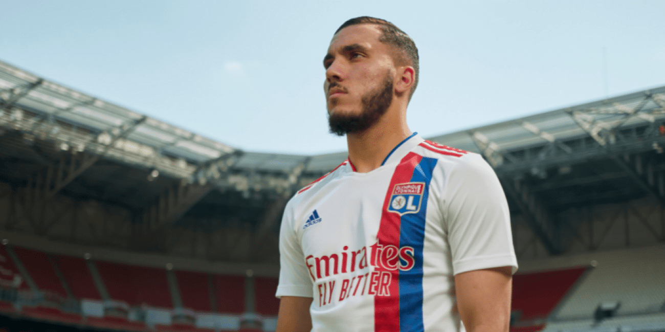 Rayan Cherki et Saïd Benrahma lors d'un échange sur le football.