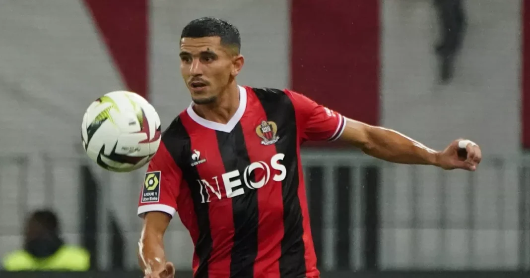 Youcef Atal en action avec le maillot de l'OGC Nice.