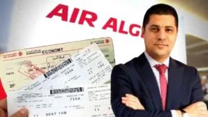 Homme en costume avec billets d'avion et logo Air Algérie en arrière-plan.