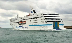 Et ça continue à Algérie Ferries! Encore un autre changement de programme Ferry Algérie Ferries quittant le port en mer.