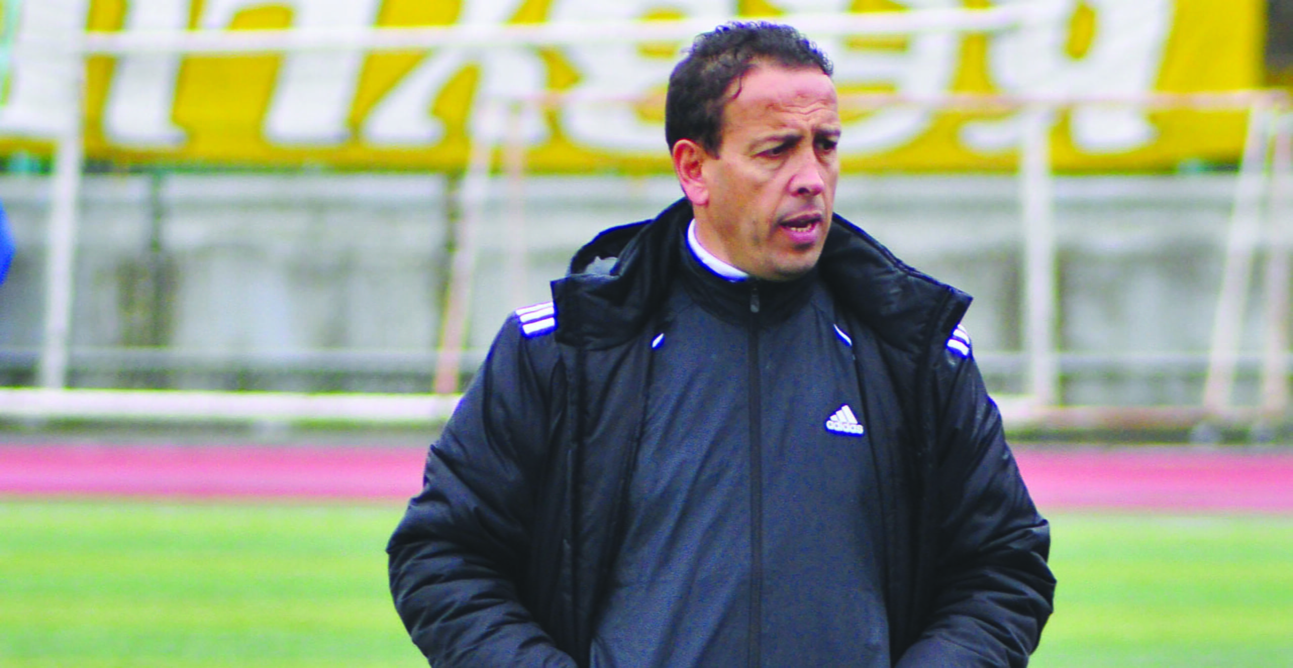 Equipe d'Algérie : La FAF en quête d'un nouvel entraîneur pour la Coupe Arabe 2025 Entraîneur de football en pleine réflexion sur le terrain.