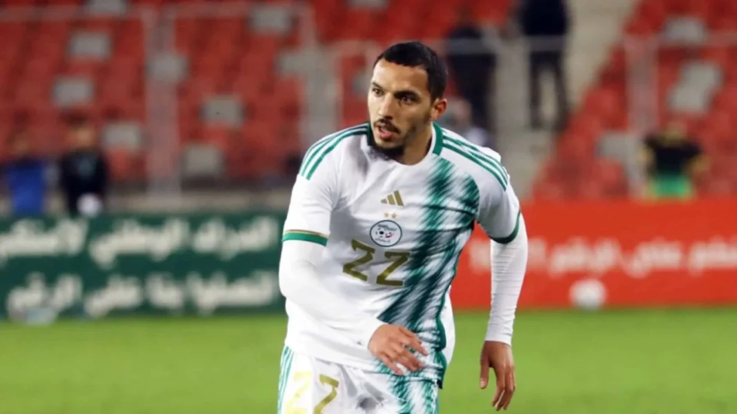 Ismael Bennacer joueur de football en action sur le terrain.