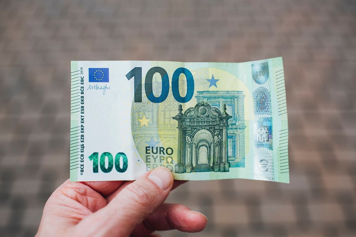 Billet de 100 euros, monnaie européenne, en main.