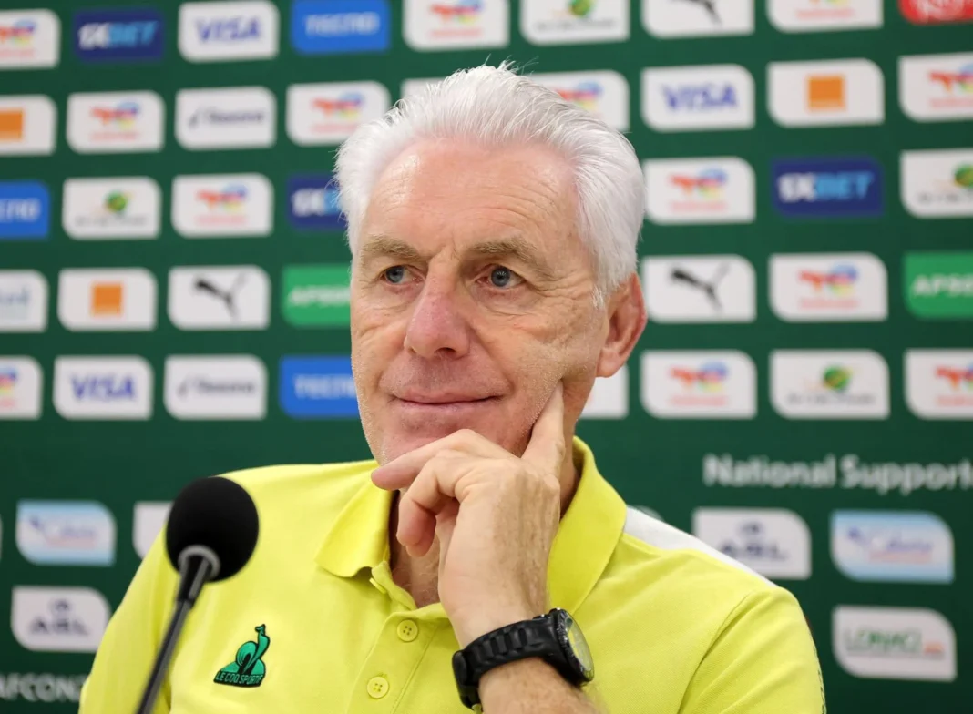 Entraîneur souriant lors d'une conférence de presse sportive.