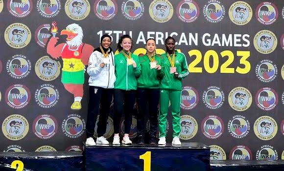 Athlètes algériens sur le podium aux Jeux Africains 2023 avec médailles d'or et d'argent.