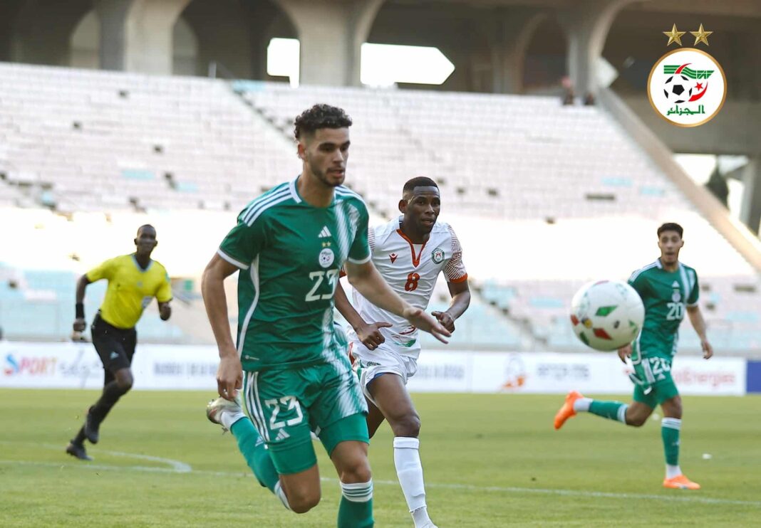 Match de football entre l'Algérie et le Maroc Joueurs de football en action lors d'un match international.