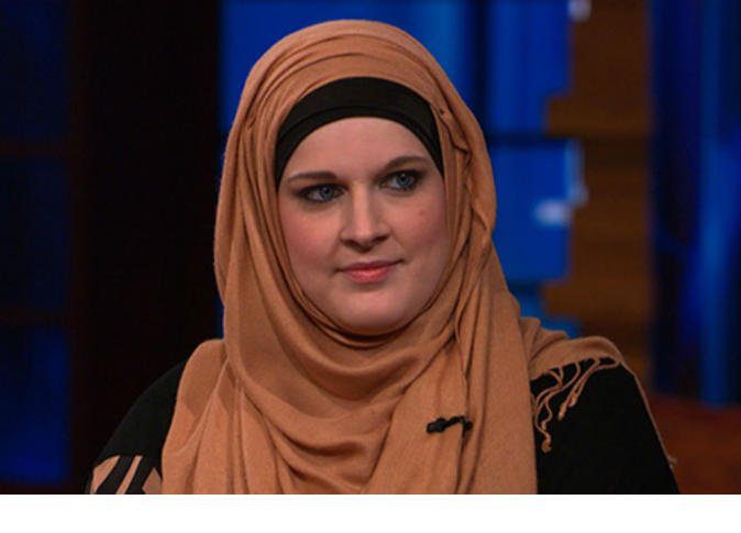 Kristin Richie portant un hijab lors d'une interview en studio.