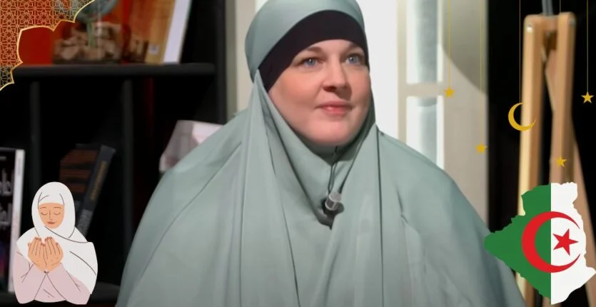 Femme portant un hijab gris dans un environnement intérieur calme.
