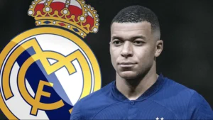 Kylian Mbappé avec le logo du Real Madrid en arrière-plan.