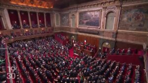 La France inscrit l'IVG dans sa Constitution - Une première dans l'histoire mondiale Assemblée nationale française lors d'une session parlementaire.