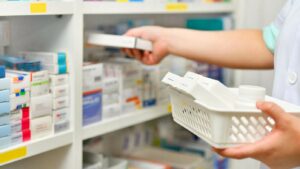 Distribution de médicaments dans une pharmacie algérienne.