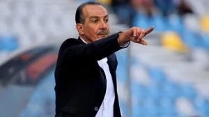 Nabil Neghiz, entraîneur, donnant des instructions sur le terrain.