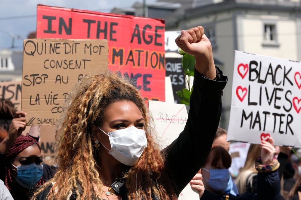 Manifestation avec pancartes pour l'égalité raciale en France.