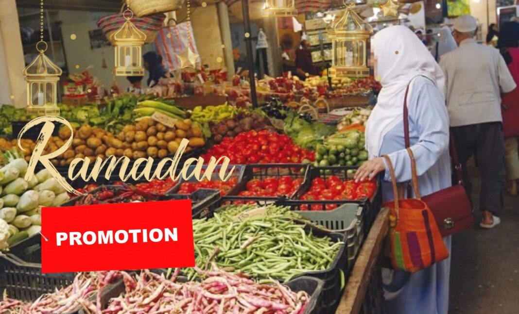 Femme achetant des légumes frais dans un marché pendant Ramadan.