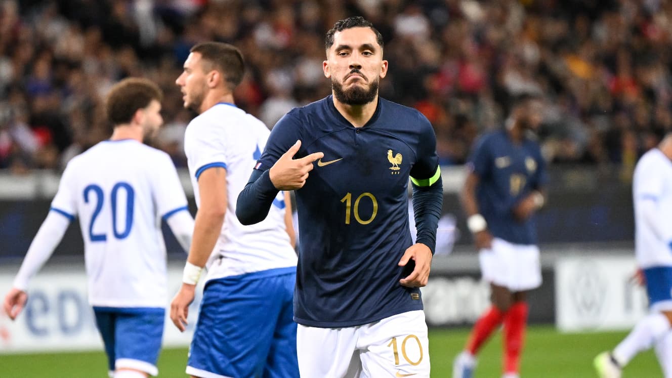Yacine Adli en tenue de l'équipe de France, faisant un geste de paix.