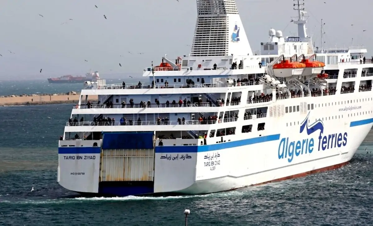 Ferry Algérie Ferries quittant le port en Algérie.