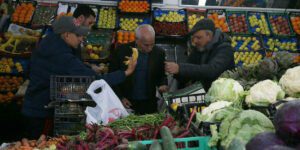 Algérie : les retraités totalement impuissants face à la cherté de la vie Retraité algérien, en plein achat