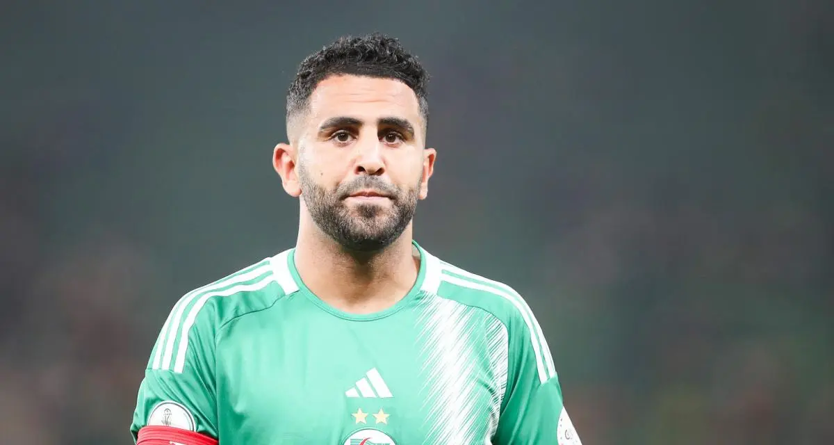 Riyad Mahrez en maillot vert lors d'un match de football.