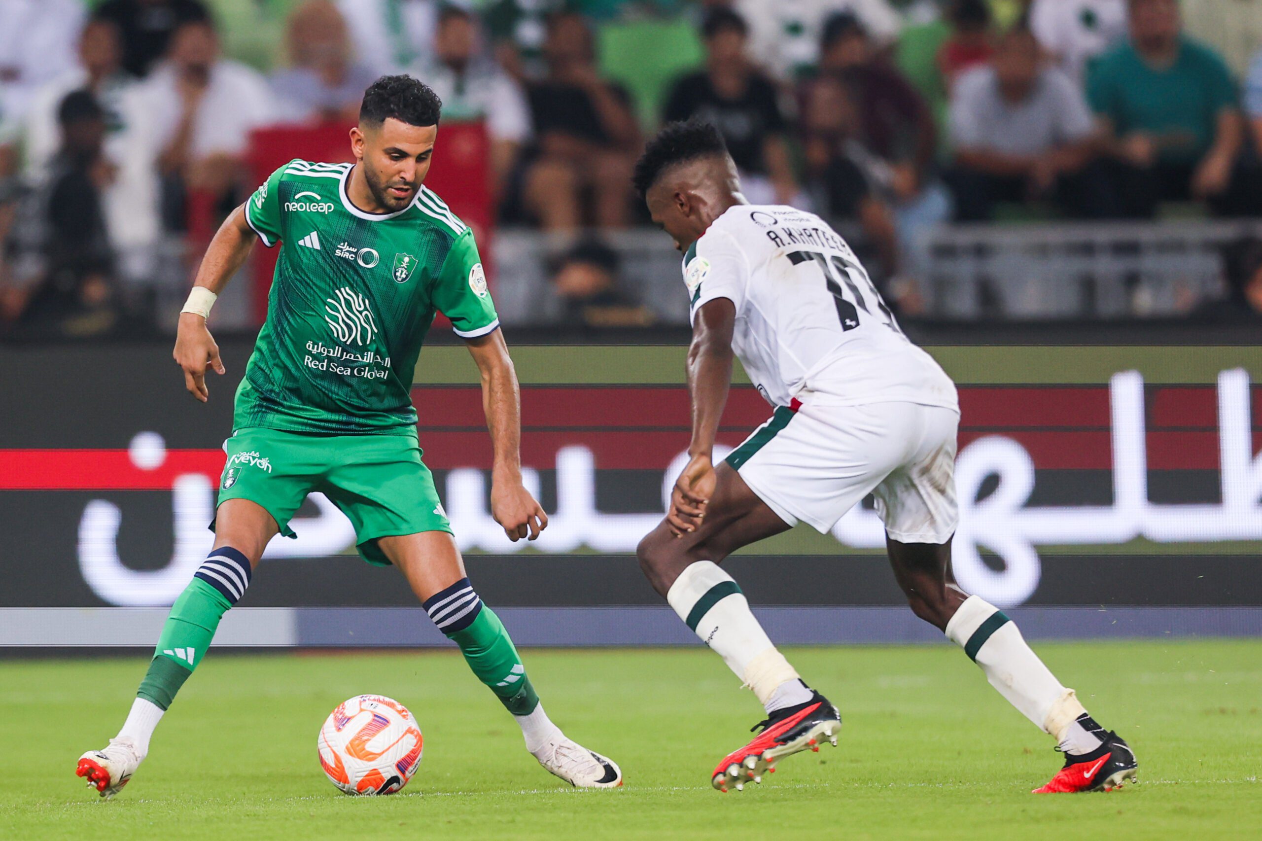 Riyad Mahrez lors d'un match en Arabie Saoudite, portant un maillot vert.