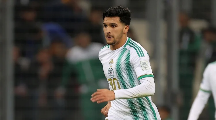 Ce joueur rejoint la légende Assad Footballeur en maillot blanc et vert lors d'un match.