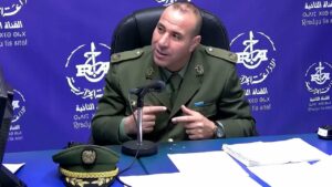 Officier de police en uniforme lors d'une conférence de presse.