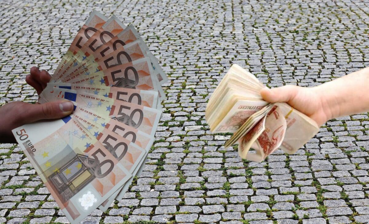 Taux de change : que valent 1000 euros en dinar algérien à la Banque et au marché noir (30 mai 2024) Taux de change : que valent 1000 euro en dinar algérien à la Banque et au marché noir (30 mai 2024)