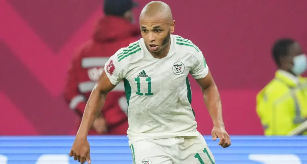 Yacine Brahimi, joueur de football algérien, en pleine action sur le terrain.