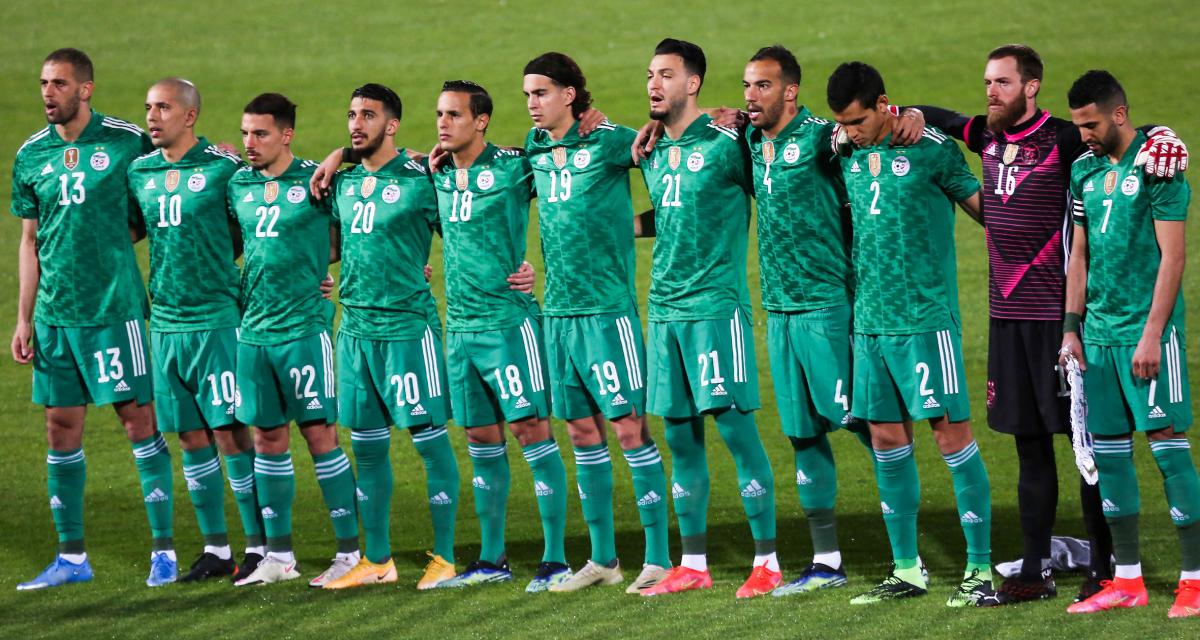 Groupe de joueurs d'Algérie en tenue verte sur le terrain.