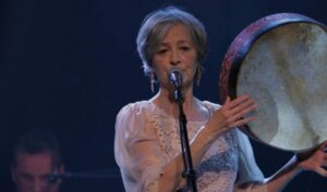 Concert exceptionnel : Houria Aïchi à Lyon, porte-voix des chants berbères de l’Aurès Houria Aïchi joue du tambour lors d'un concert à Lyon.