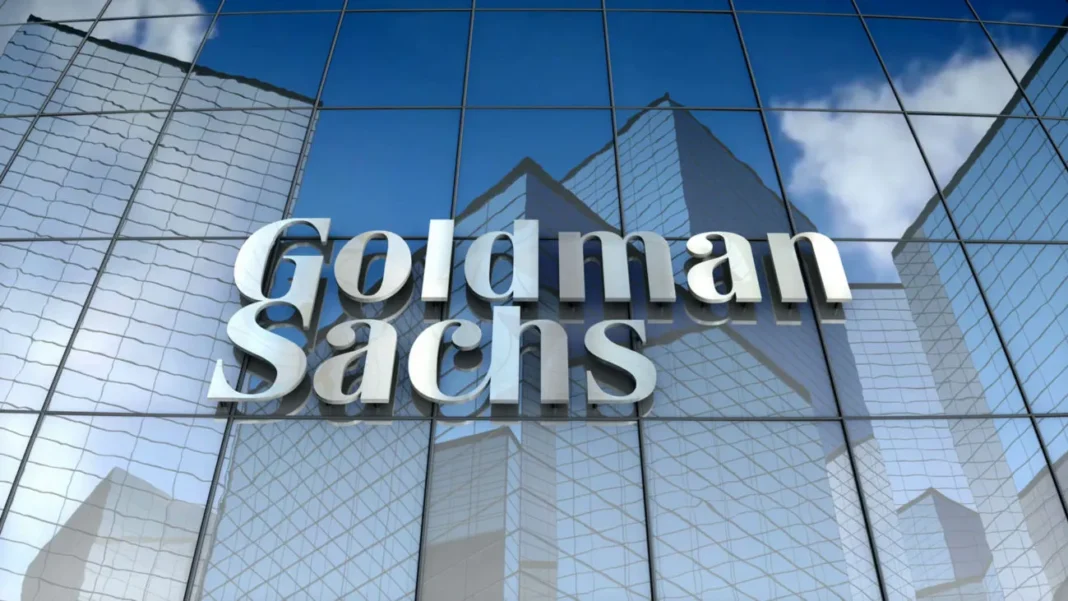 Logo de Goldman Sachs sur un bâtiment en verre moderne.