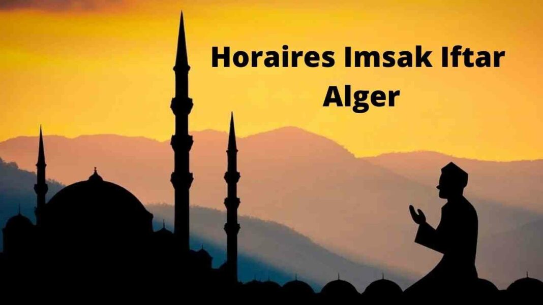 Silhouette d'un homme en prière avec mosquée au coucher du soleil.