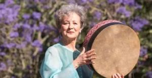 Concert exceptionnel : Houria Aïchi à Lyon, porte-voix des chants berbères de l’Aurès Houria Aïchi jouant du tambour lors d'un concert à Lyon.