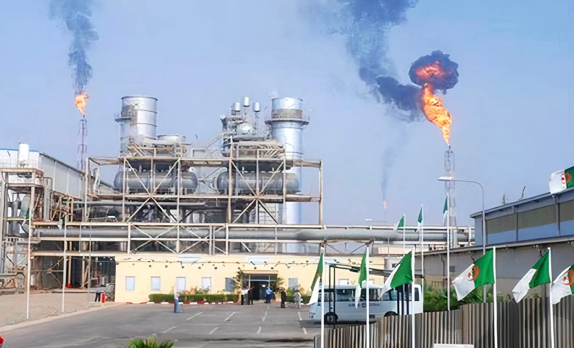 Usine pétrolière avec émissions de fumée et flammes en Algérie.