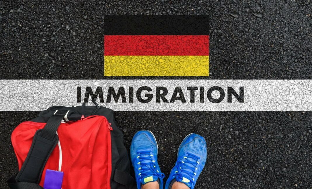 Chaussures bleues et sac à dos sur une ligne d'immigration en Allemagne.